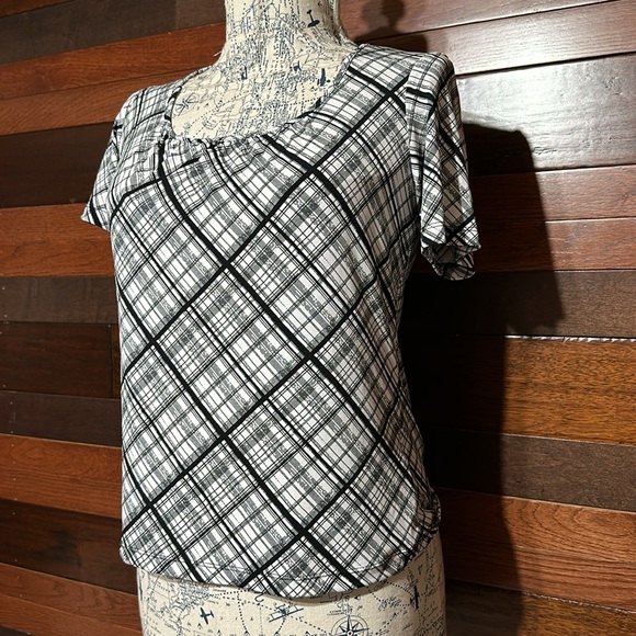 Covington Scoop Neck Short Sleeve Black and White Striped Blouse - Picture 5 of 10